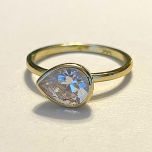 Tear drop crystal on gold sitting ring
